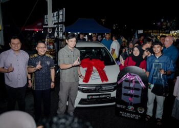 TENGKU HASSANAL Ibrahim Alam Shah (tiga dari kiri) berkenan menyampaikan hadiah utama cabutan bertuah kereta Perodua Axia kepada Amy Naiima Wong Muhammad Wong Kim Hwa (dua dari kanan) di Bazar Aidilfitri Madani Lestari dan Pintar 2025 di Dataran Sekilau, Kuantan, Pahang, baru-baru ini.