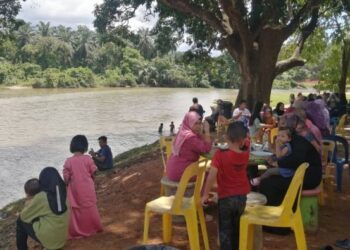 PENDUDUK tidak melepaskan peluang meneruskan tradisi berhari raya di tepi sungai di Kampung Gunung, Hulu Terengganu. - UTUSAN/NOOR HAYATI MAMAT