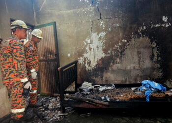 ANGGOTA bomba memeriksa bilik tempat mayat Razaidah Muhamad ditemukan dalam rumah yang terbakar di Jalan Taman Emas Murni, Marang, Terengganu. - UTUSAN/ZAID MOHD. NOOR