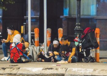 BEBERAPA individu yang dikesan berpura-pura sebagai gelandangan ketika tinjauan di sekitar Chow Kit dan Lorong Haji Taib, Kuala Lumpur. – UTUSAN/ISKANDAR ISHAK
