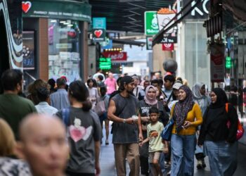 KECENDERUNGAN kepada kehidupan berakhlak dan bermoral adalah fitrah manusia yang inginkan kebaikan, kedamaian, ketenteraman serta keindahan hidup.