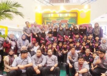 30 orang murid, warga pendidik Sekolah Kebangsaan Sendayan mengambil peluang bergambar bersama dengan kakitangan DPEM Daihatsu Perodua Engine Manufacturing selepas menerima bantuan hari raya yang diadakan di Seremban 2 baru baru ini.