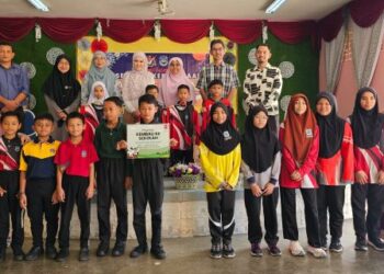 MURiD yang menerima bantuan pakaian daripada pensyarah Universiti Malaysia Kelantan (UMK)