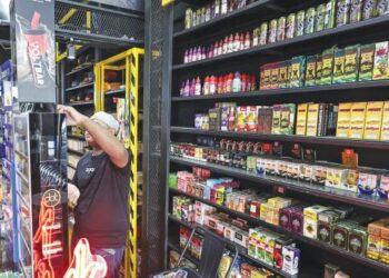 PREMIS vape yang dimiliki bumiputera bakal kerugian ratusan ribu ringgit sekiranya semua negeri mengharamkan penjualannya.