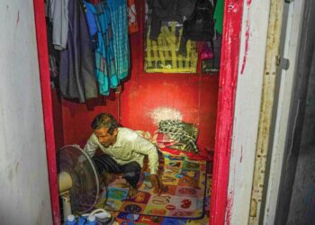 Keadaan salah sebuah bilik kecil yang disewa warga asing di Medan Imbi, Kuala Lumpur. – UTUSAN/ISKANDAR ISHAK