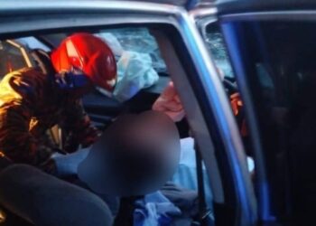 ANGGOTA pasukan Bomba dan Penyelamat Balai Renggam melakukan kerja-kerja mengeluarkan mangsa yang terlibat dalam kemalangan di Kilometer 25 Jalan Renggam - Layang-Layang, Johor.