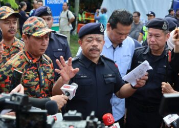 Wan Azlan Wan Mamat ketika sidang media pada sidang akhbar di Pos Kawalan Tempat Kejadian (PKTK), di sini, hari ini -  UTUSAN/AMIR KHALID