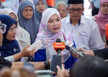 FADHLINA Sidek (tengah) ketika ditemui pemberita selepas melawat mangsa  kejadian kebakaran saluran gas di Taman Harmoni, Putra Heights yang ditempatkan di Pusat Pemindahan Sementara di Dewan Serbaguna Masjid Putra Heights, Subang Jaya.-UTUSAN/ Saddam Yusoff