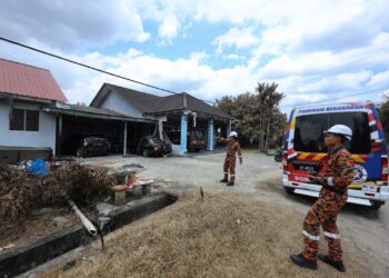 ANGGOTA bomba melakukan kerja-kerja penilaian kesan kebakaran di rumah  penduduk Kampung Kuala Sungai Baru, Puchong yang terjejas dalam kebakaran besar paip gas di Putra Heights, Subang Jaya, semalam.-UTUSAN/AMIR KHALID
