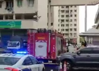 BEBERAPA anggota bomba cuba menurunkan mayat seorang lelaki yang tersangkut di koridor selepas dipercayai terjatuh dari tingkat 22 di sebuah pangsapuri di Gat Lebuh Macallum, George Town, Pulau Pinang