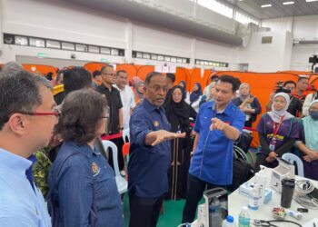 ZAMBRY Abdul Kadir meninjau keadaan di sekitar PPS Masjid Putra Heights.