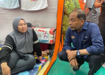 ZAMBRY Abdul Kadir  menyantuni mangsa yang terjejas dengan insiden kebakaran di Putra Heights