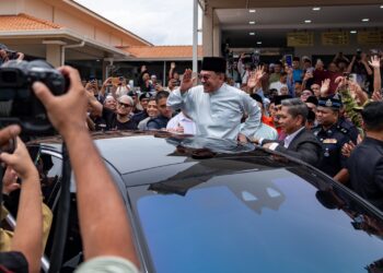 ANWAR ketika beramah mesra bersama jemaah Masjid Prima Saujana, Kajang sempena Jumaat pertama bulan April, hari ini. - FACEBOOK ANWAR IBRAHIM
