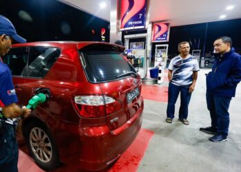 ONN Hafiz Ghazi (kanan) mengetuai operasi pemeriksaan bagi memastikan tiada penjualan petrol RON95 kepada kenderaan berpendaftaran asing di beberapa stesen minyak sekitar bandar raya Johor Bahru, malam semalam.