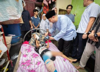 AHMAD Farhan Fauzi mewakili Perdana Menteri menyerahkan sumbangan dan bakul makanan kepada sebuah keluarga di Pahang.