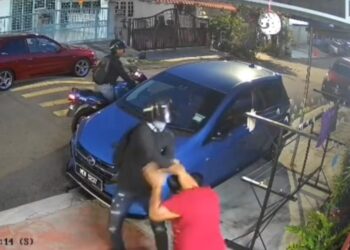 TANGKAP layar rakaman CCTV membabitkan seorang wanita warga emas yang diragut oleh dua lelaki bermotosikal di hadapan rumahnya di Taman Paya Dalam, Melaka.