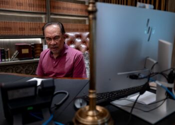 ANWAR Ibrahim semasa melakukan perbualan secara dalam talian dengan Pham Minh Chinh di pejabatnya. – Facebook/Anwar Ibrahim.