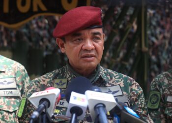 MUHAMMAD Hafizuddeain Jantan semasa menjawab soalan pemberita selepas mengadakan lawatan dan sambutan Hari Raya Aidilfitri di Pos Tok O, Rantau Panjang, Kelantan hari ini-UTUSAN/KAMARUL BISMI KAMARUZAMAN.