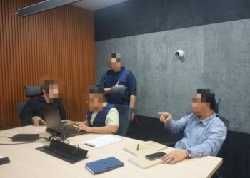 MCMC merakam percakapan terhadap dua individu di Ibu
Pejabat MCMC di Cyberjaya.