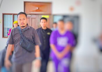 KETUA cawangan sebuah jabatan kerajaan (kiri) diiring oleh 
anggota SPRM selepas mendapat perintah tahanan reman selama enam hari di Mahkamah Majistret Gua Musang, Kelantan hari ini.UTUSAN/AIMUNI TUAN LAH