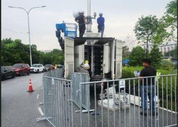 Struktur sementara yang dipasang di luar PPS Masjid Putra Heights bagi meningkatkan
kualiti liputan perkhidmatan telekomunikasi.