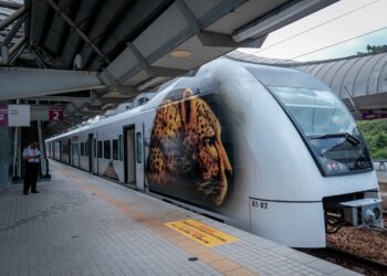 TINJAUAN di Stesen Bandar Tasik Selatan susulan Perkhidmatan tren KLIA Ekspres dan KLIA Transit mengalami gangguan serius susulan perbuatan vandalisme membabitkan beberapa siri kecurian kabel serta kerosakan sistem isyarat. - UTUSAN/FAIZ ALIF ZUBIR
