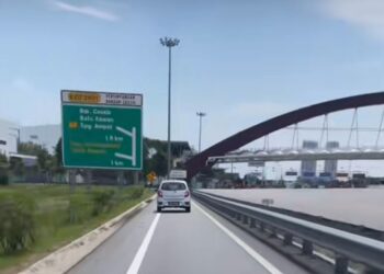 TANGKAP layar daripada satu rakaman video yang tular menunjukkan sebuah kereta Perodua Axia dipandu melalui laluan motosikal di Plaza Tol Bandar Cassia di Batu Kawan, Pulau Pinang, semalam.-MEDIA SOSIAL