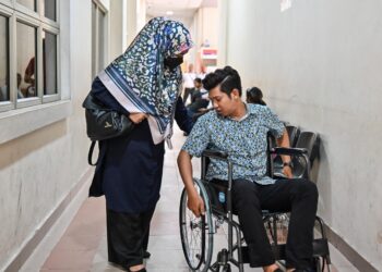 ZAIM Ikhwan Zahari (kanan) dan Ismanira Abdul Manaf ketika hadir bagi perbicaraan kes pengabaian anaknya, Zayn Rayyan Abdul Matiin di Mahkamah Sesyen Petaling Jaya di sini hari ini. - UTUSAN/SYAKIR RADIN