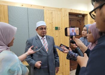 HILMI Abdullah (dua dari kiri) ketika bercakap kepada pemberita selepas Mesyuarat Mingguan Exco Kerajaan Kelantan di Kompleks Kota Darul Naim, Kota Bharu, Kelantan hari ini. - UTUSAN/MUSTAQIM MOHAMED