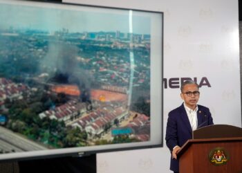 FAHMI Fadzil ketika sidang akhbar di Kementerian Komunikasi di Putrajaya. - UTUSAN/FAISOL MUSTAFA