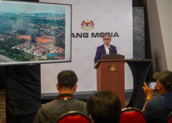 FAHMI Fadzil ketika sidang akhbar di Kementerian Komunikasi di Putrajaya. - UTUSAN/FAISOL MUSTAFA