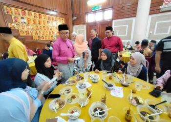 ADLY Zahari (berdiri, kiri) menyantuni tetamu yang hadir ke Majlis Sambutan Aidilfitri Madani Peringkat Dewan Undangan Negeri (ADUN) Kota Lama, Kota Bharu, Kelantan hari ini-UTUSAN/YATIMIN ABDULLAH.