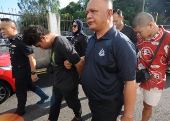 JASPER Yap En Wai (kiri) dan Desmond Ang Whei Cheng mengaku tidak bersalah atas tuduhan  memperdagangkan dua bagi tujuan eksploitasi kerja di negeri ini dan Myanmar di Mahkamah Sesyen, Johor Bahru.