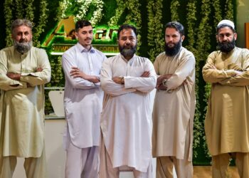 WARGA Pakistan, Khaistar Nawab (kiri), Bakhmunir, Amir Nawab (tengah), Rafiqullah dan Jaffar Ali menjadi hero yang 
menyelamatkan mangsa di sungai ketika gas bocor di Putra Heights di ALFARO Jalan Tunku Abdul Rahman, di sini hari ini. - UTUSAN/M. FIRDAUS M. JOHARI