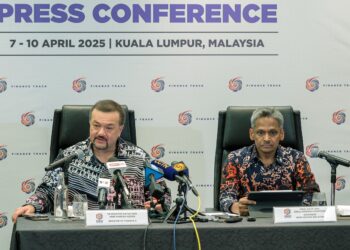 AMIR Hamzah Azizan (kiri) bersama Gabenor Bank Negara Malaysia (BNM), Abdul Rasheed Ghaffour bercakap pada sidang akhbar selepas penutup Mesyuarat Menteri Kewangan dan Gabenor Bank Pusat ASEAN (AFMGM) ke-12 di Pusat Konvensyen Kuala Lumpur (KLCC) di sini hari ini. - GAMBAR: FARIZ RUSADIO
