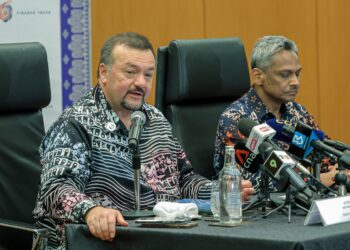 AMIR Hamzah Azizan (kiri) bersama Abdul Rasheed Ghaffour pada sidang akhbar selepas penutup Mesyuarat Menteri Kewangan dan Gabenor Bank Pusat ASEAN (AFMGM) ke-12 di Pusat Konvensyen Kuala Lumpur (KLCC) di sini hari ini. - UTUSAN/FARIZ RUSADIO