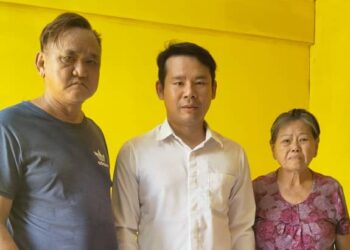 NG Yih Miin (tengah) bersama pemandu grab yang ditahan.