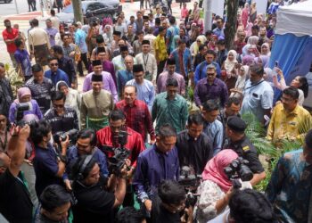 ANWAR Ibrahim beramah mesra dengan orang ramai ketika hadir pada Majlis Ramah Mesra Aidilfitri di Menara PETRA, Putrajaya. - UTUSAN/FAISOL MUSTAFA