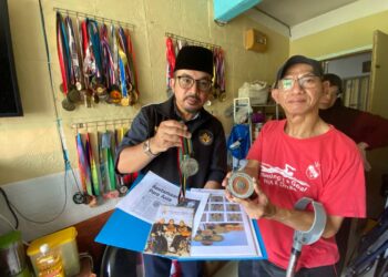 ZUL Amirul Sidi Abdullah (kanan) menerima kunjungan Zulkifli Muhamed di Pangsapuri Rakyat Seri Perdana Paroi, Seremban, Negeri
Sembilan. – UTUSAN/NOR SHAFAWATI YUP
