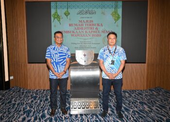 ABDUL HAMID SHAIKH Abdul Razak Shaikh (kanan) pada Majlis Penyerahan Kapsul Masa Wawasan 2020 di Menara Kuala Lumpur. - UTUSAN/MUHAMMAD NAIM HELMI HAFIDZI