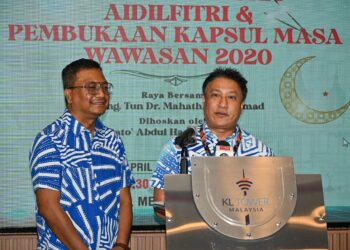 ABDUL HAMID SHAIKH Abdul Razak Shaikh (kanan) pada Majlis Penyerahan Kapsul Masa Wawasan 2020 di Menara Kuala Lumpur. - UTUSAN/MUHAMMAD NAIM HELMI HAFIDZI