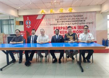 KHOO Poay Tiong (tiga dari kiri) mengadakan sidang akhbar di Pejabat DAP Melaka, Lorong Pandan, Melaka. - UTUSAN/AMRAN ALI