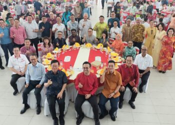 STEVEN Sim Chee Keong (duduk, tengah) bersama beberapa tetamu lain pada Majlis Rumah Terbuka Hari Raya Aidilfitri DAP Pulau Pinang di Bukit Mertajam, Pulau Pinang hari ini.