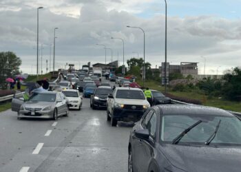 Sebanyak 15 buah kenderaan rosak apabila dirempuh sebuah lori yang hilang kawalan akibat masalah brek di susur turun dari Tol Serenia menghala ke Cyberjaya petang semalam.