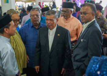 MOHAMAD Sabu (tengah) menghadiri Majlis Sambutan Hari Raya Aidilfitri Peringkat Lembaga Pertubuhan Peladang 2025, di sini hari ini. UTUSAN/ISKANDAR ISHAK
