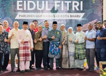 TAKIYUDDIN Hassan (tengah) bersama isteri dan tetamu yang hadir ke Majlis Rumah Terbuka Aidilfitri Parlimen Kota Bharu di Dewan Jubli Perak Majlis Perbandaran Kota Bharu-Bandaraya Islam, Kota Bharu, Kelantan hari ini-UTUSAN/YATIMIN ABDULLAH