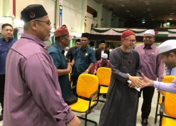 ZULKIFLI Mohamad Al-Bakri (tengah) bersalaman dengan peserta pada  program Seminar Kebudayaan Islam 2025 di Pusat Tarbiyah Islamiah Kelantan (Putik) di Pengkalan Chepa, Kota Bharu, Kelantan hari ini.-UTUSAN/ ROSLIZA MOHAMED