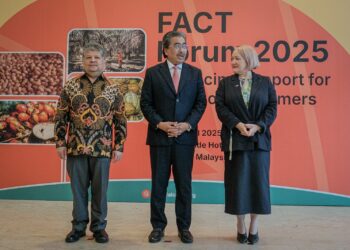JOHARI Abdul Ghani bergambar bersama Menteri Iklim United Kingdom, Kerry McCarthy (kanan) dan wakil Menteri Indonesia Dida Gardera (kiri) selepas Majlis Pembukaan Rasmi Fact Forum 2025 di Putrajaya. - UTUSAN/FAIZ ALIF ZUBIR