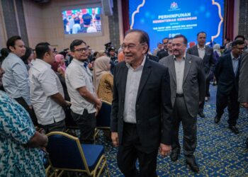 ANWAR Ibrahim ketika hadir pada perjumpaan bersama warga Kementerian Kewangan bagi bulan April di Putrajaya. - UTUSAN/FAIZ ALIF ZUBIR