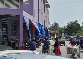 LOKASI pergaduhan yang berpunca daripada perselisihan faham berkaitan tempat meletak kenderaan di sebuah pasar raya di Masjid Tanah, Melaka.